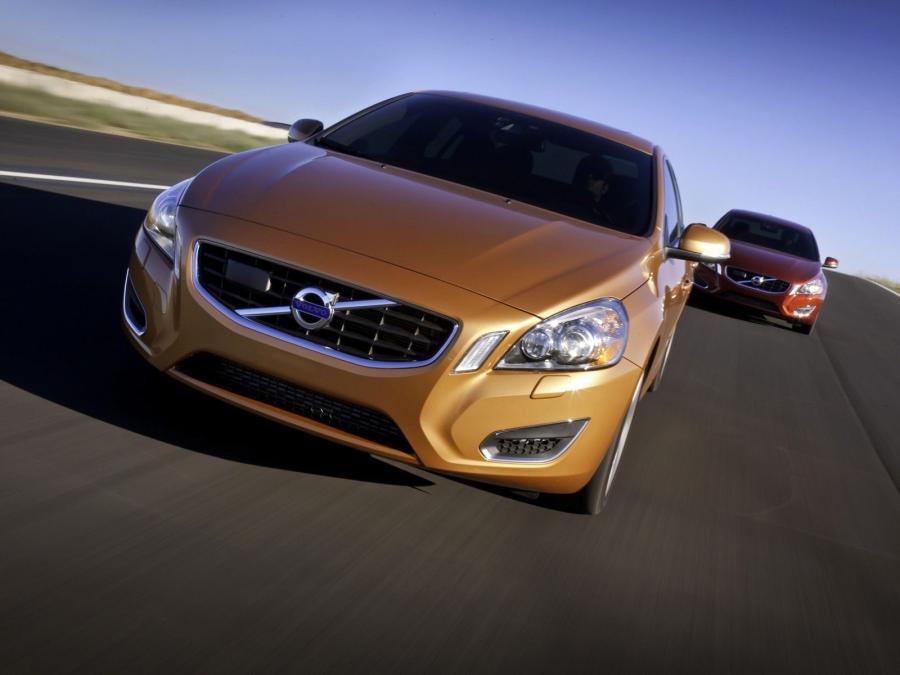  Volvo S60 T6 2010 года  (US) (фото 2 из 24)